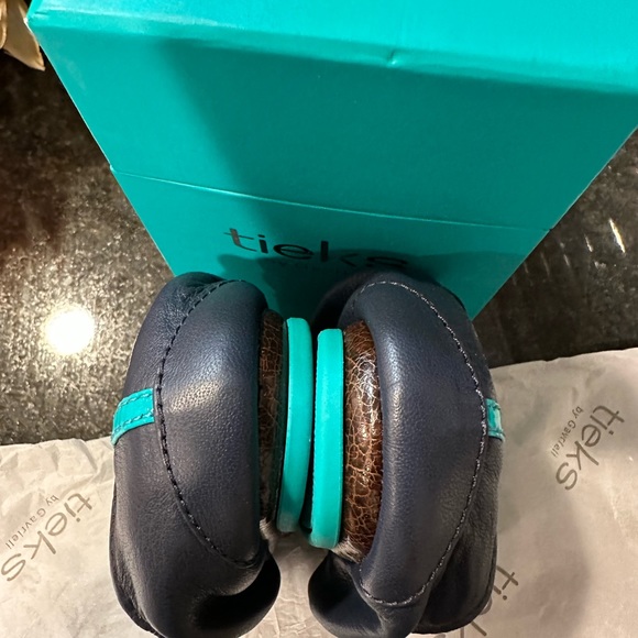 Tieks California Navy. Brand New in Box. Size 6 - Picture 5 of 5